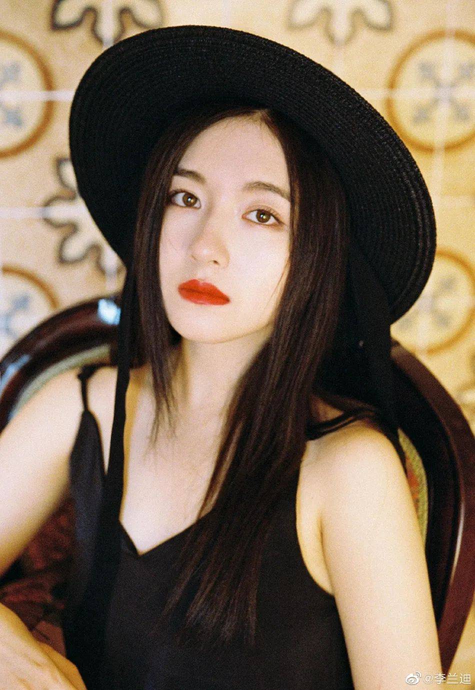 李兰迪身穿黑色吊带裙超靓丽!艳若桃李太性感撩人