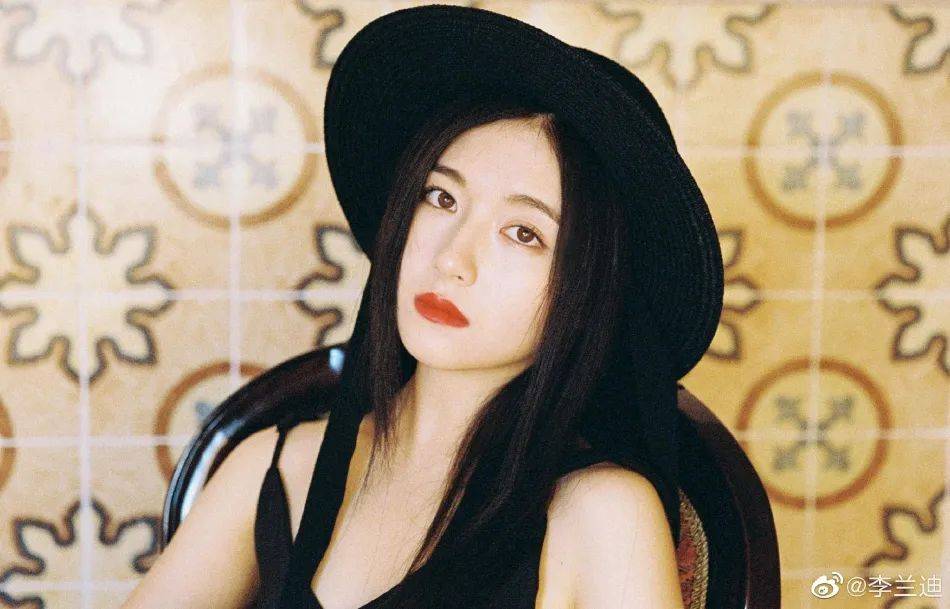 李兰迪身穿黑色吊带裙超靓丽!艳若桃李太性感撩人
