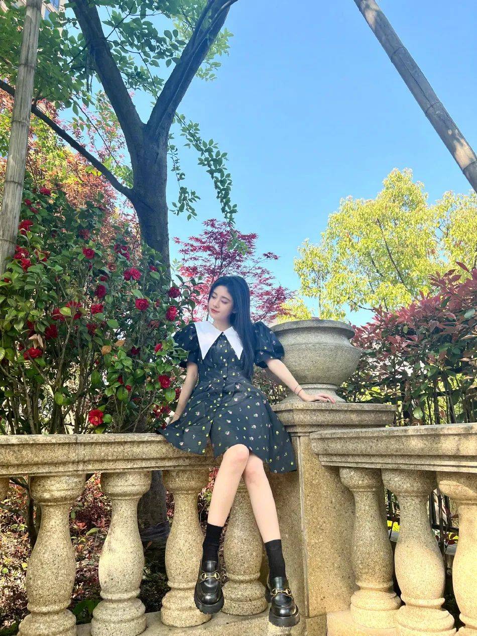 鞠婧祎春日花丛中超靓！娃娃领短裙明艳动人