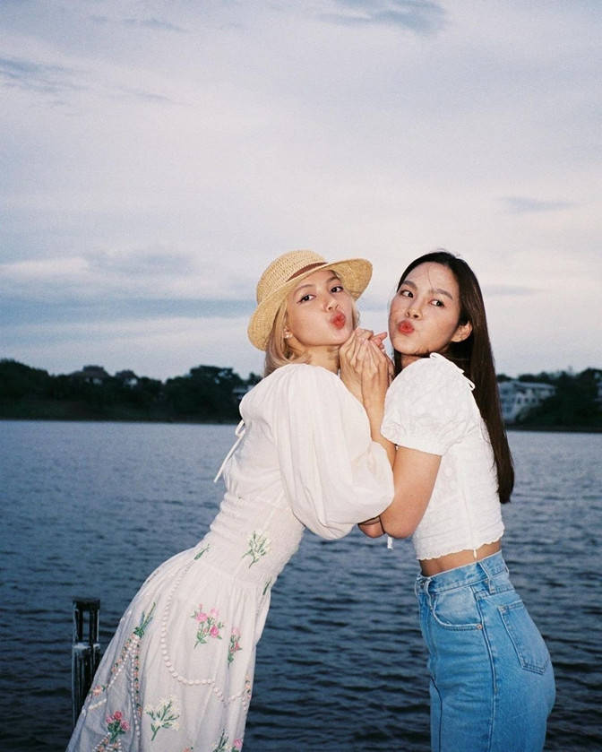 Lisa回国后大变样！男友视角下光脚穿印花裙踏青宛如仙女下凡