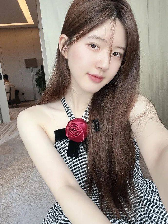 赵露思穿格纹裙露香肩美腿!冰肌玉骨太性感艳丽