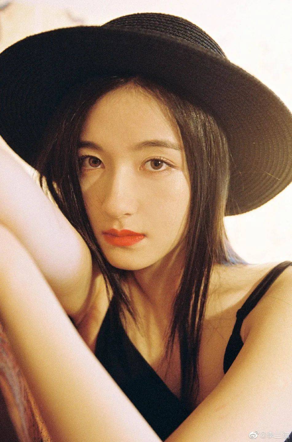 李兰迪身穿黑色吊带裙超靓丽!艳若桃李太性感撩人