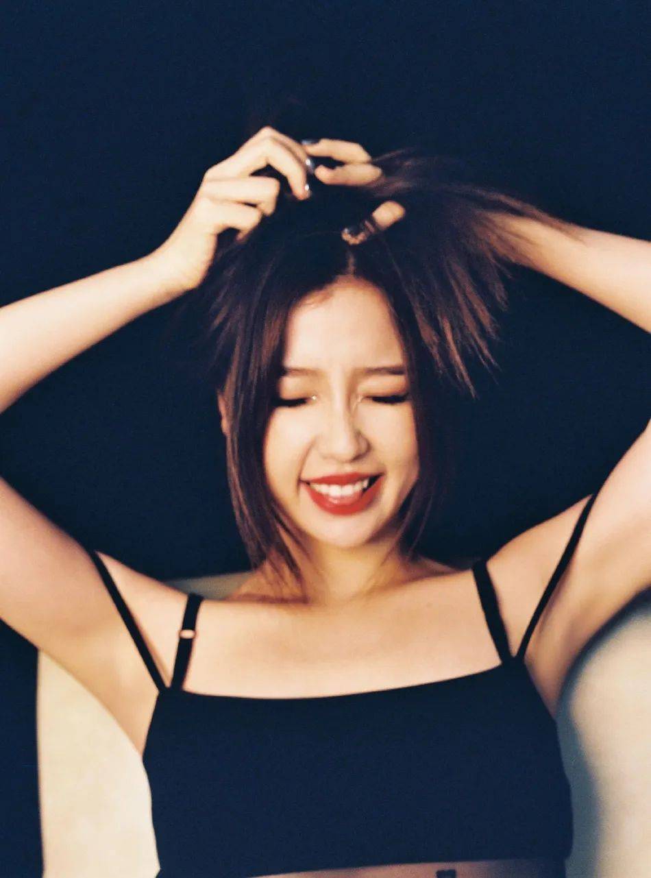 虞书欣穿黑色吊带上衣大秀香肩!烈焰红唇十分抢镜