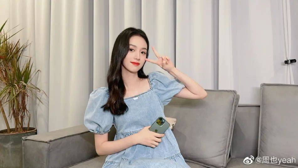 周也身穿牛仔裙超有惊艳感!微卷长发少女感十足