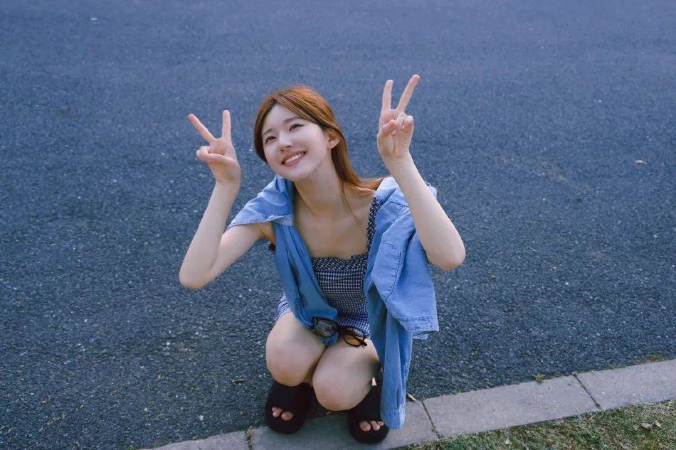 赵露思晒初夏落日美图!大长腿美得不可方物