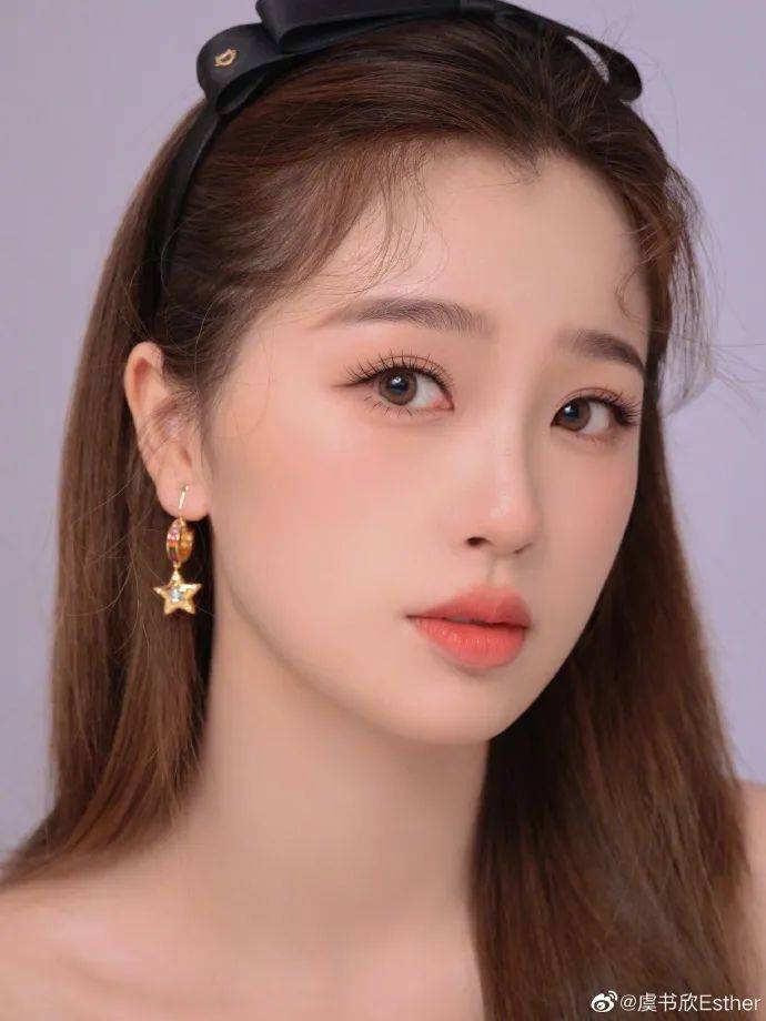 虞书欣穿抹胸粉裙大秀白皙美腿!雪肤玉貌太性感撩人