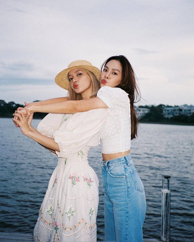 Lisa回国后大变样！男友视角下光脚穿印花裙踏青宛如仙女下凡