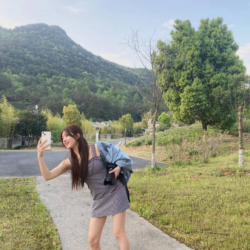 赵露思晒初夏落日美图!大长腿美得不可方物