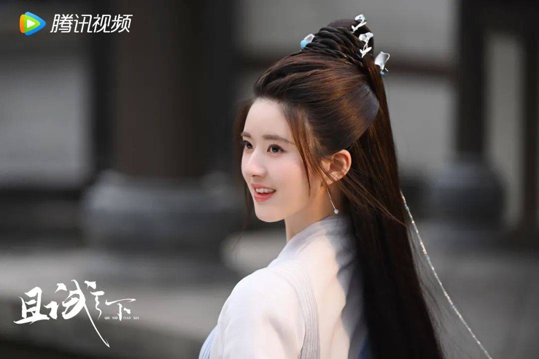 赵露思新剧红衣大秀香肩太惊艳!一身红衣美艳动人