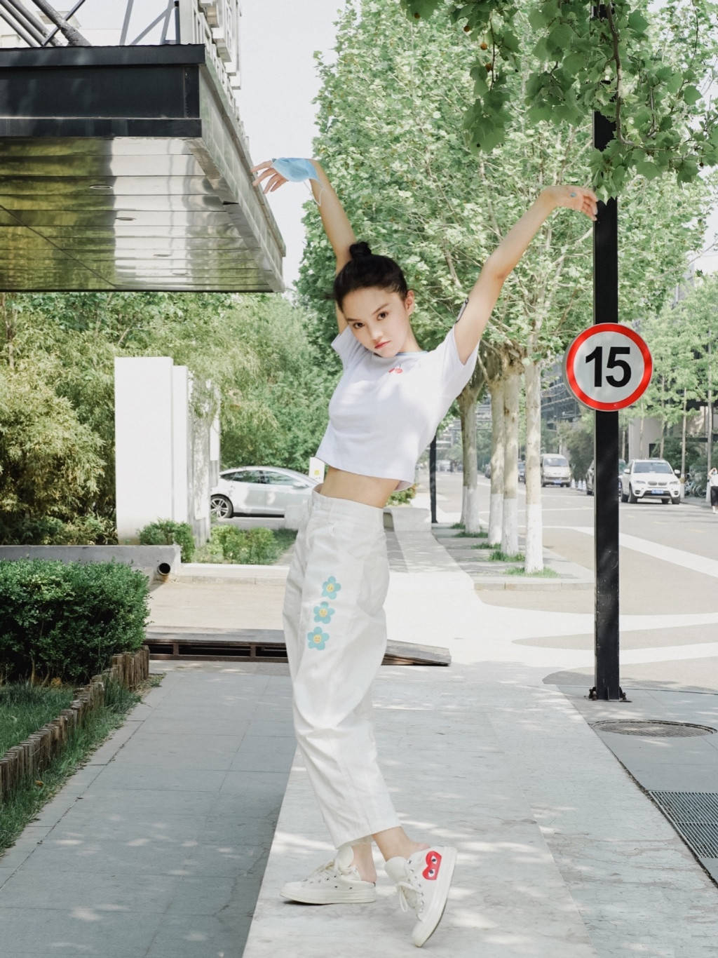 高煜霏长相高级却不火,穿法式衬衫优雅得令人心动