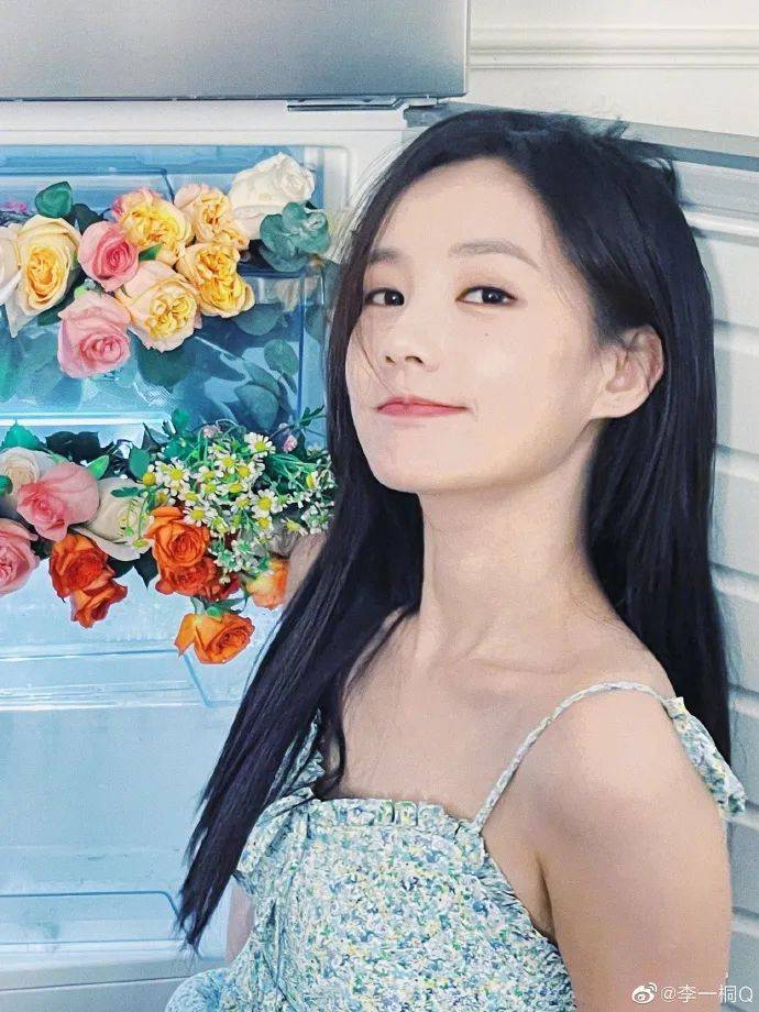 李一桐穿碎花吊带裙秀白皙香肩!精致可爱谁不喜欢