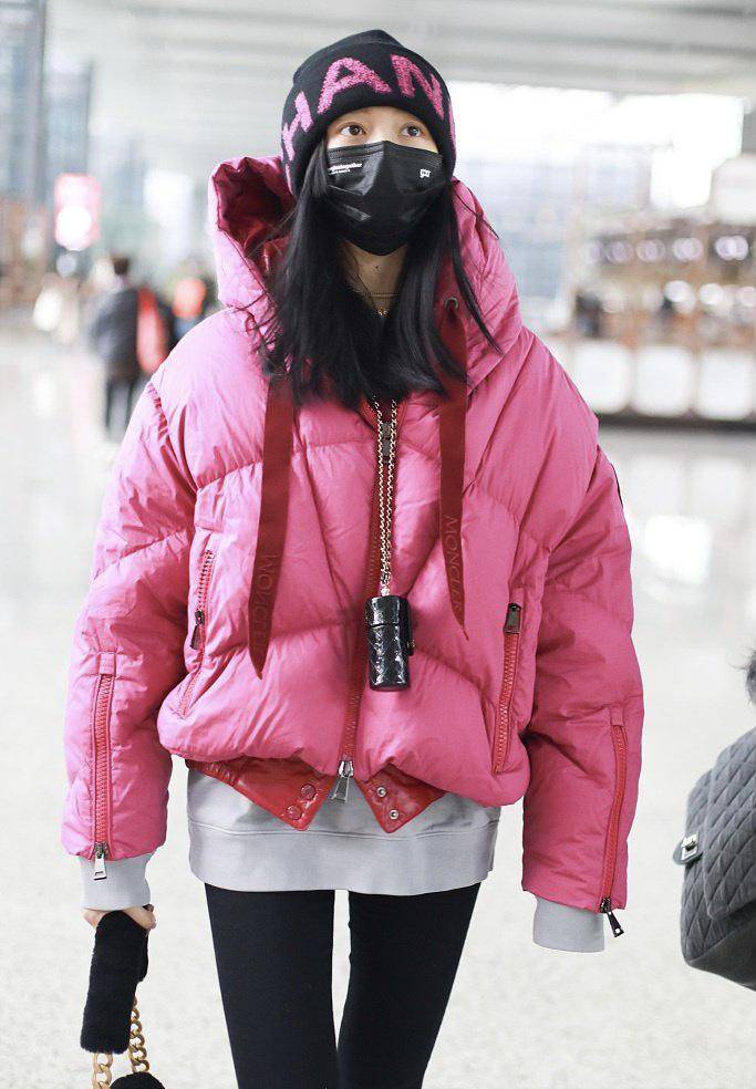 关晓彤绝美活动造型释出，黑色宝石礼服清冷优雅！