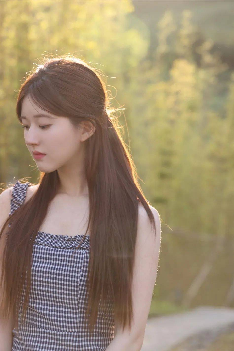 赵露思晒初夏落日美图!大长腿美得不可方物