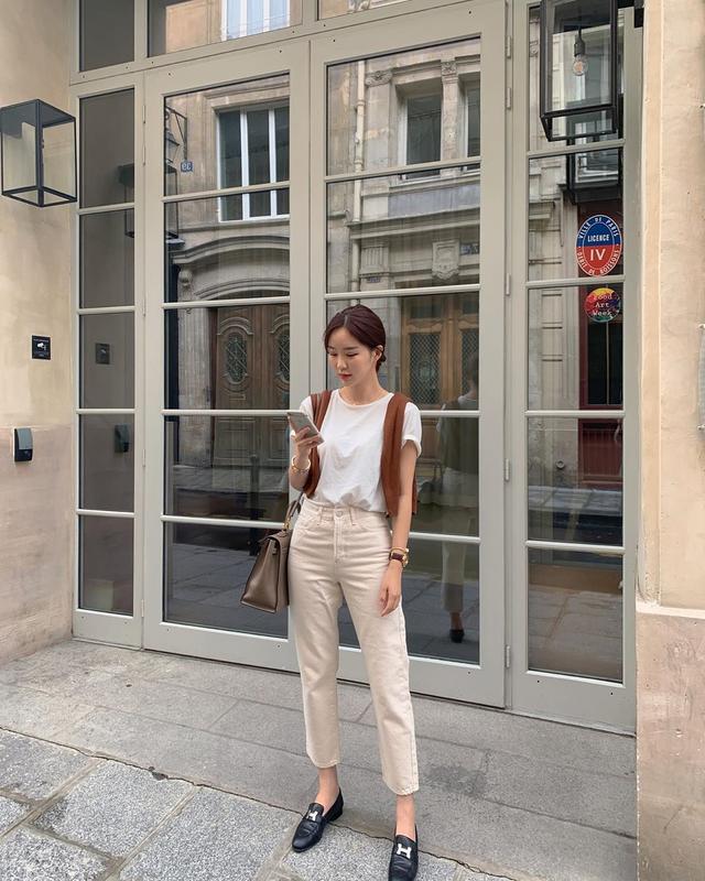 人到了一定年纪后穿搭既要简约又要高级,舒适得体最让人养眼