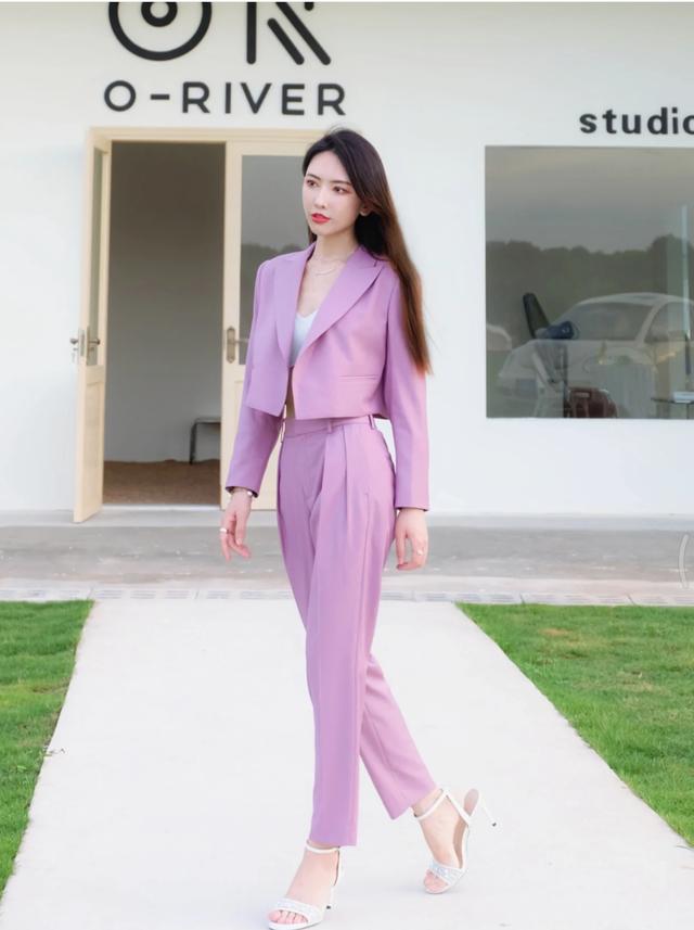 小个子女生穿不出美感?学会上短下长让你穿衣更显高