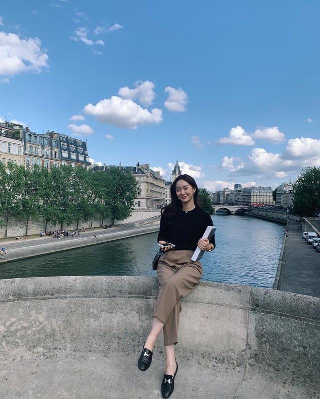 人到了一定年纪后穿搭既要简约又要高级,舒适得体最让人养眼