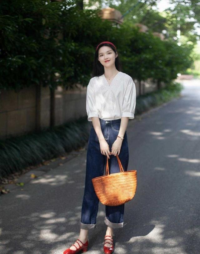 天生气质的女人:穿衣干净耐看,搭配简约优雅