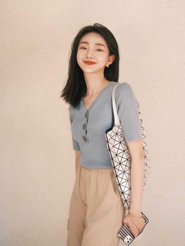 天生气质的女人:穿衣干净耐看,搭配简约优雅