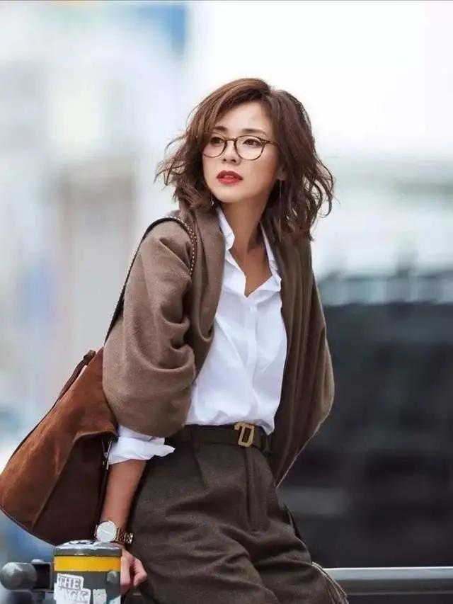 天生气质的女人:穿衣干净耐看,搭配简约优雅