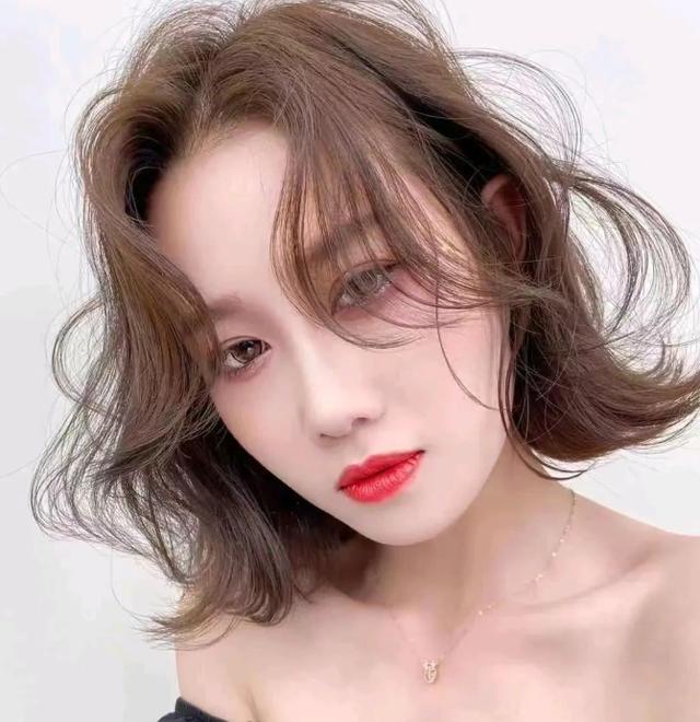 黑长直发型显脸大又土气!这5款发型百搭不挑人还很耐看