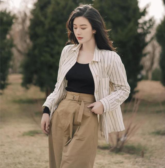 天生气质的女人:穿衣干净耐看,搭配简约优雅