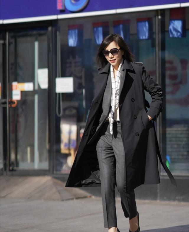 懂时尚的女人穿衣简单优雅得体大气,高级显贵有档次
