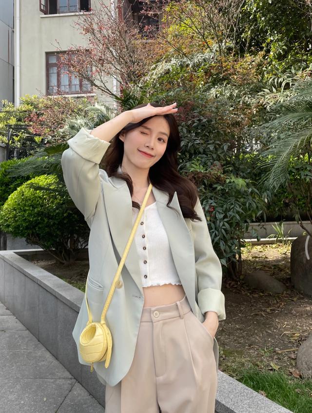 小个子女生穿不出美感?学会上短下长让你穿衣更显高