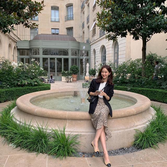 人到了一定年纪后穿搭既要简约又要高级,舒适得体最让人养眼