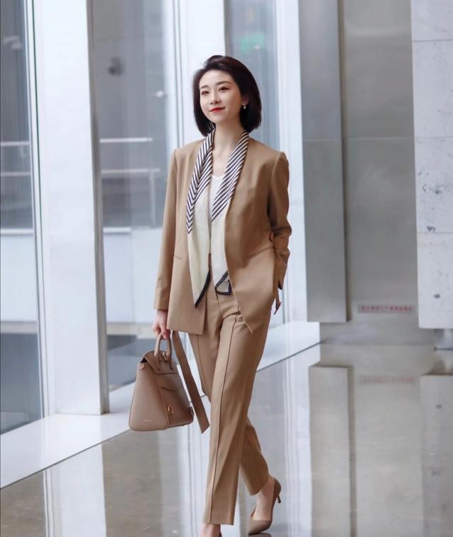 懂时尚的女人穿衣简单优雅得体大气,高级显贵有档次