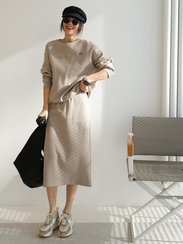 人到了一定年纪后穿搭既要简约又要高级,舒适得体最让人养眼