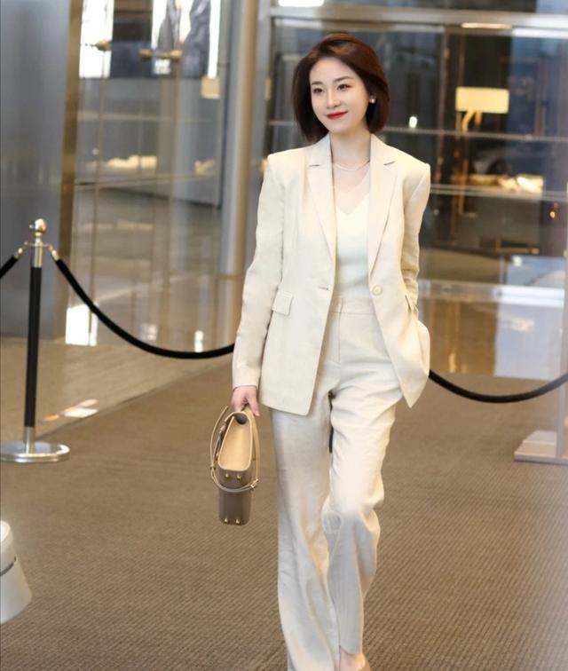 懂时尚的女人穿衣简单优雅得体大气,高级显贵有档次