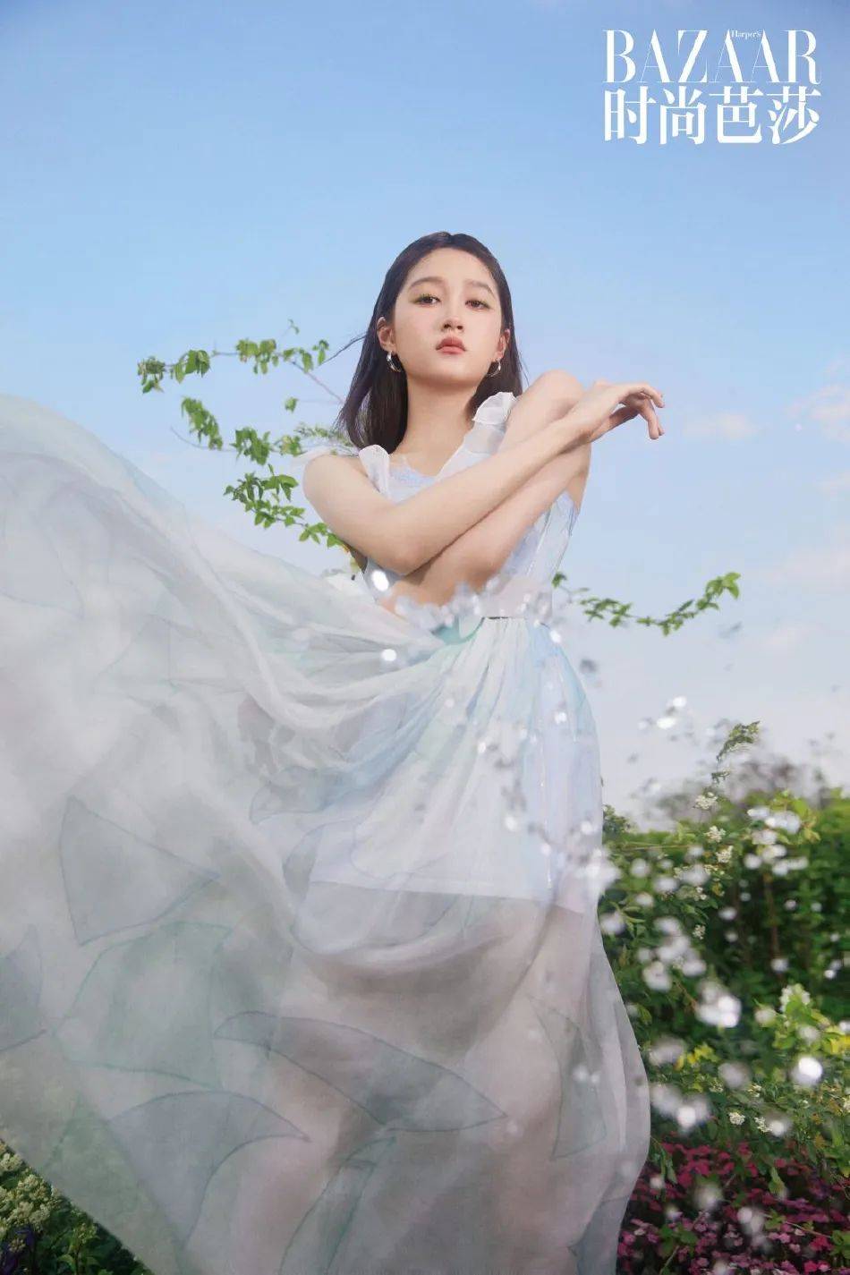 关晓彤写真大秀娇嫩香肩！一袭黑色吊带美艳绝伦