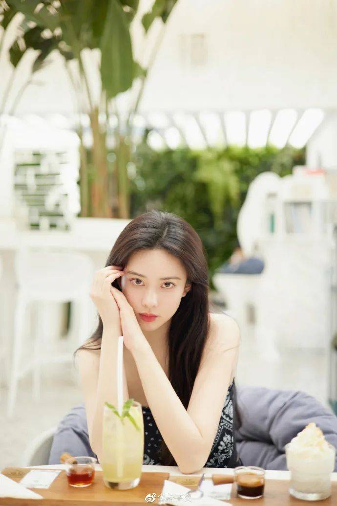 孟子义晒春日写真大秀白皙香肩！性感美艳魅力难挡