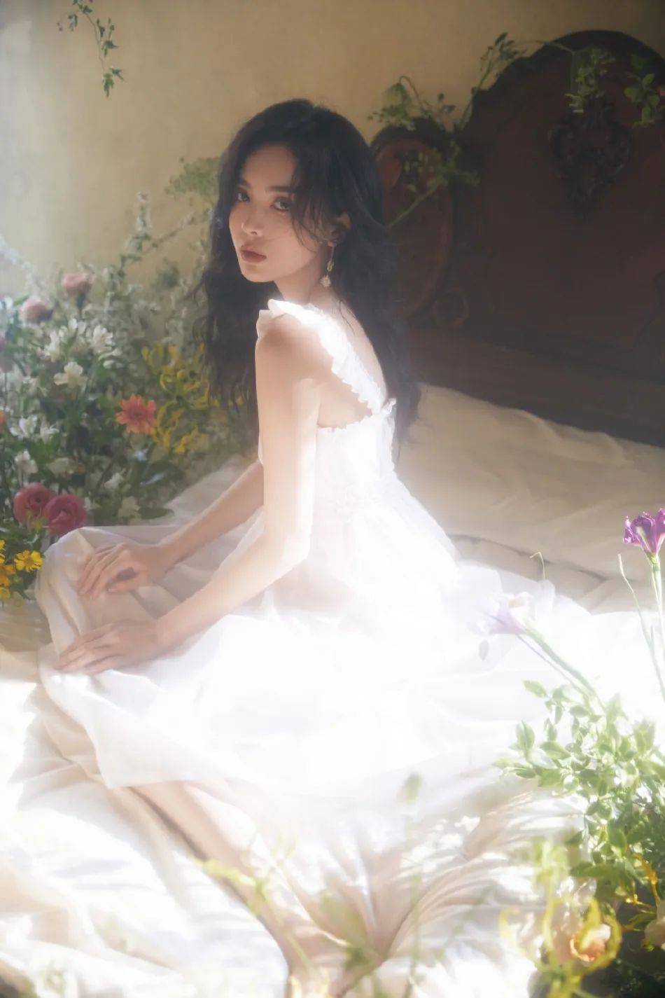 娜扎身穿白裙花丛中笑颜超靓!冰肌玉骨太性感美艳