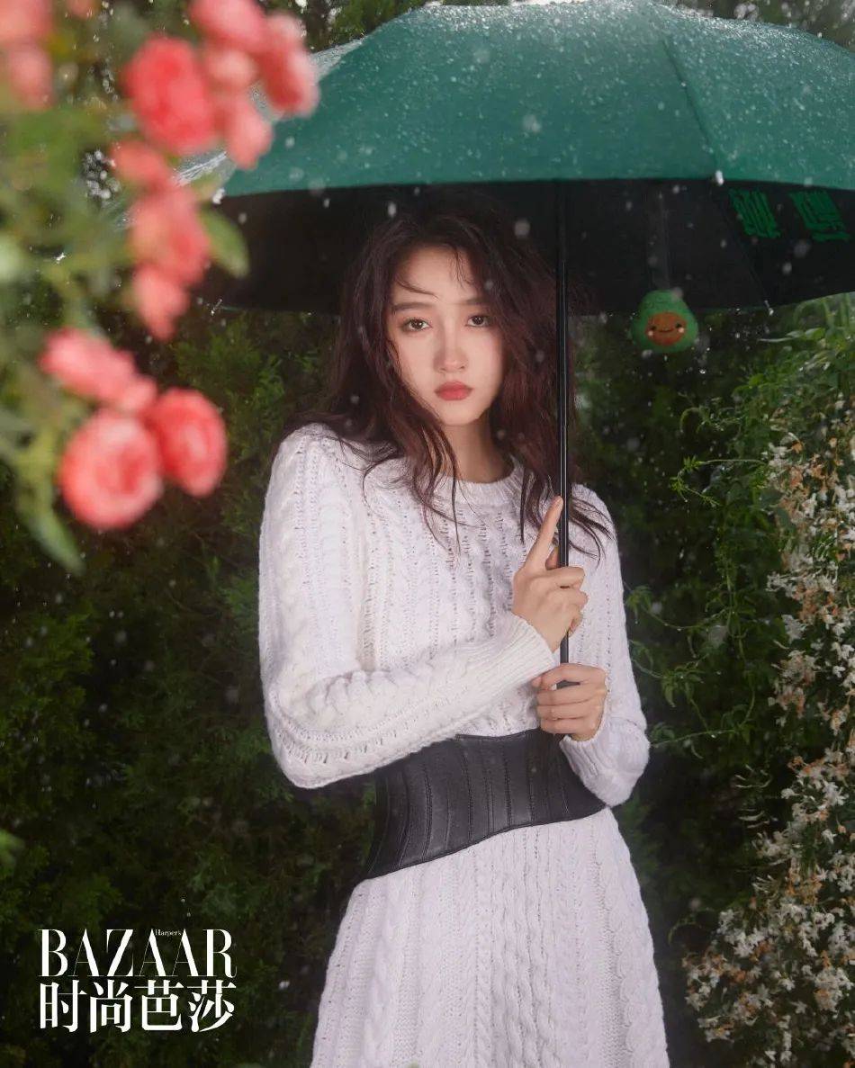 关晓彤写真大秀娇嫩香肩！一袭黑色吊带美艳绝伦