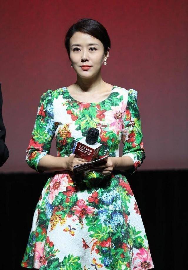 颜丹晨当妈后更有气质,穿花衬衫连衣裙优雅又贵气