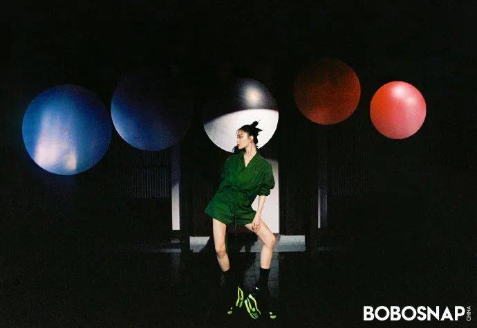 倪妮古典运动写真大秀大长腿!魔鬼身材性感冷艳