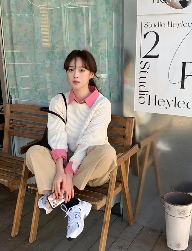 这位韩国小姐姐将衣服当作调色盘,轻松穿出春季氛围感