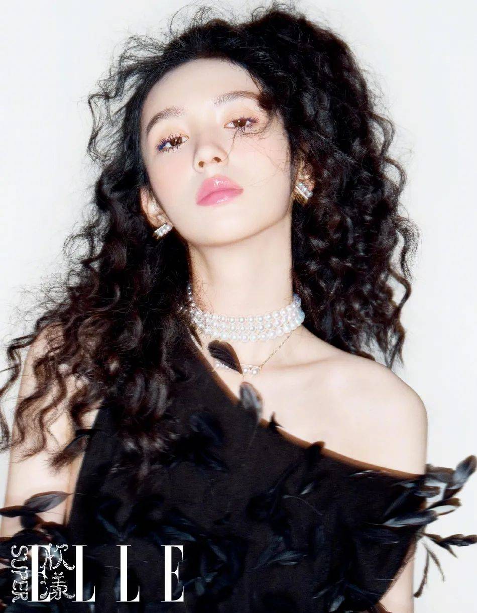 周也穿白色吊带裙大秀香肩美腿！俏皮可爱性感迷人