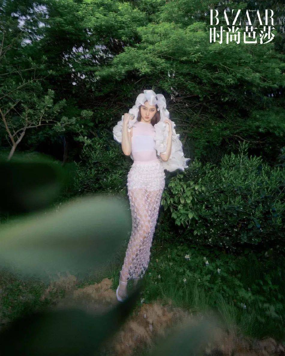 关晓彤写真大秀娇嫩香肩！一袭黑色吊带美艳绝伦