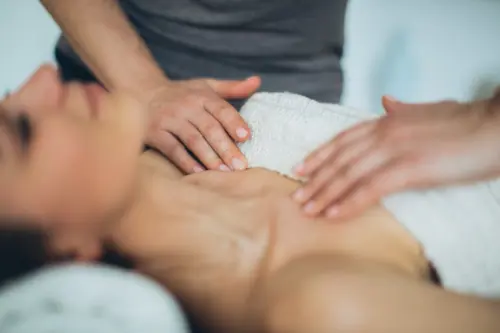 为什么男人都爱摸女人的胸？原因在这里…