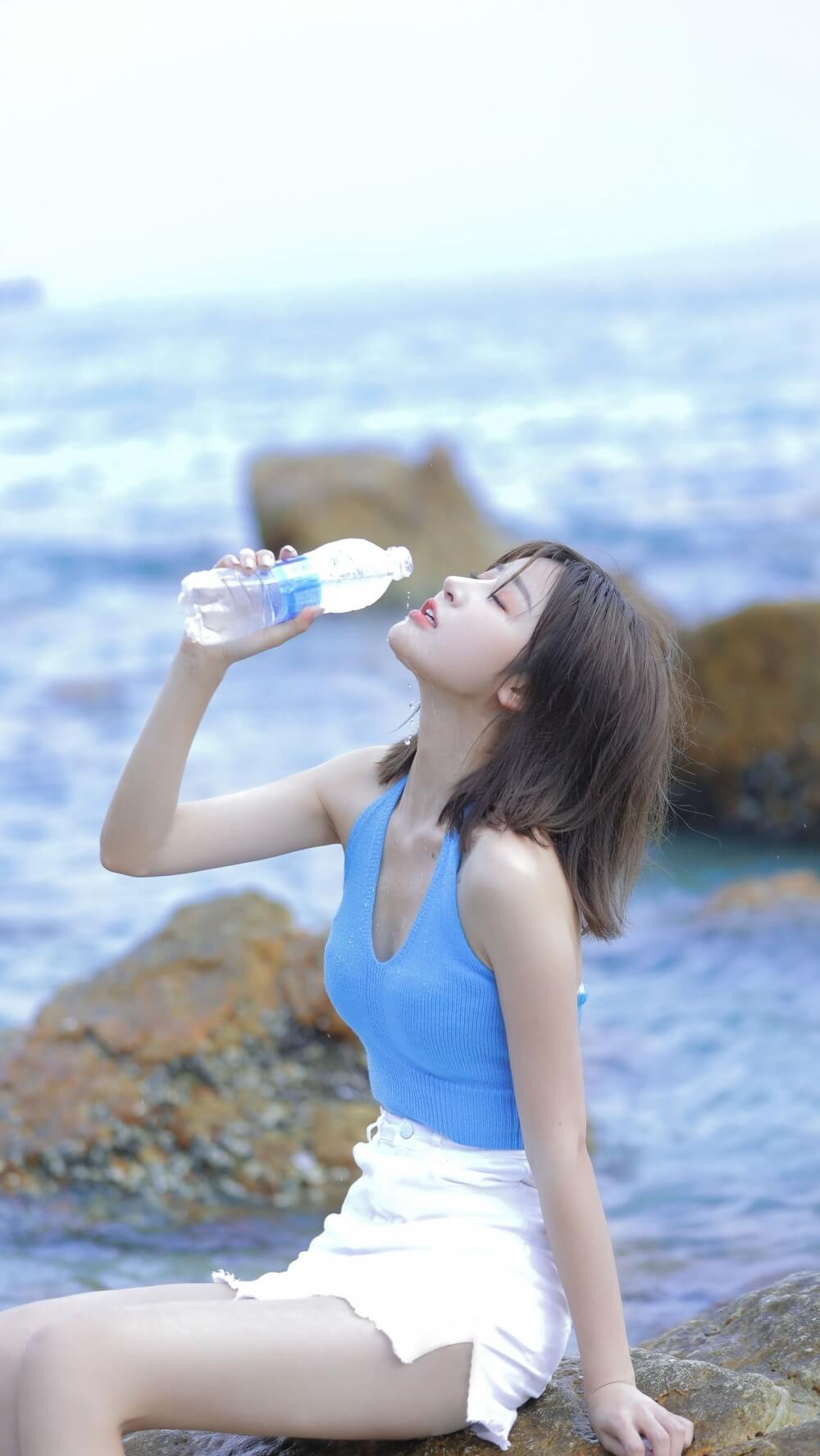 短发美眉露脐装超短裤小蛮腰大长腿海边写真