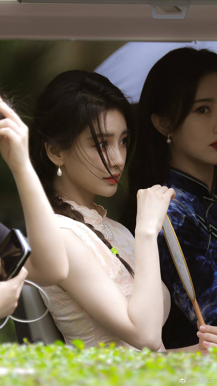 Angelababy萌探探探案上班路透 杨颖穿旗袍图片