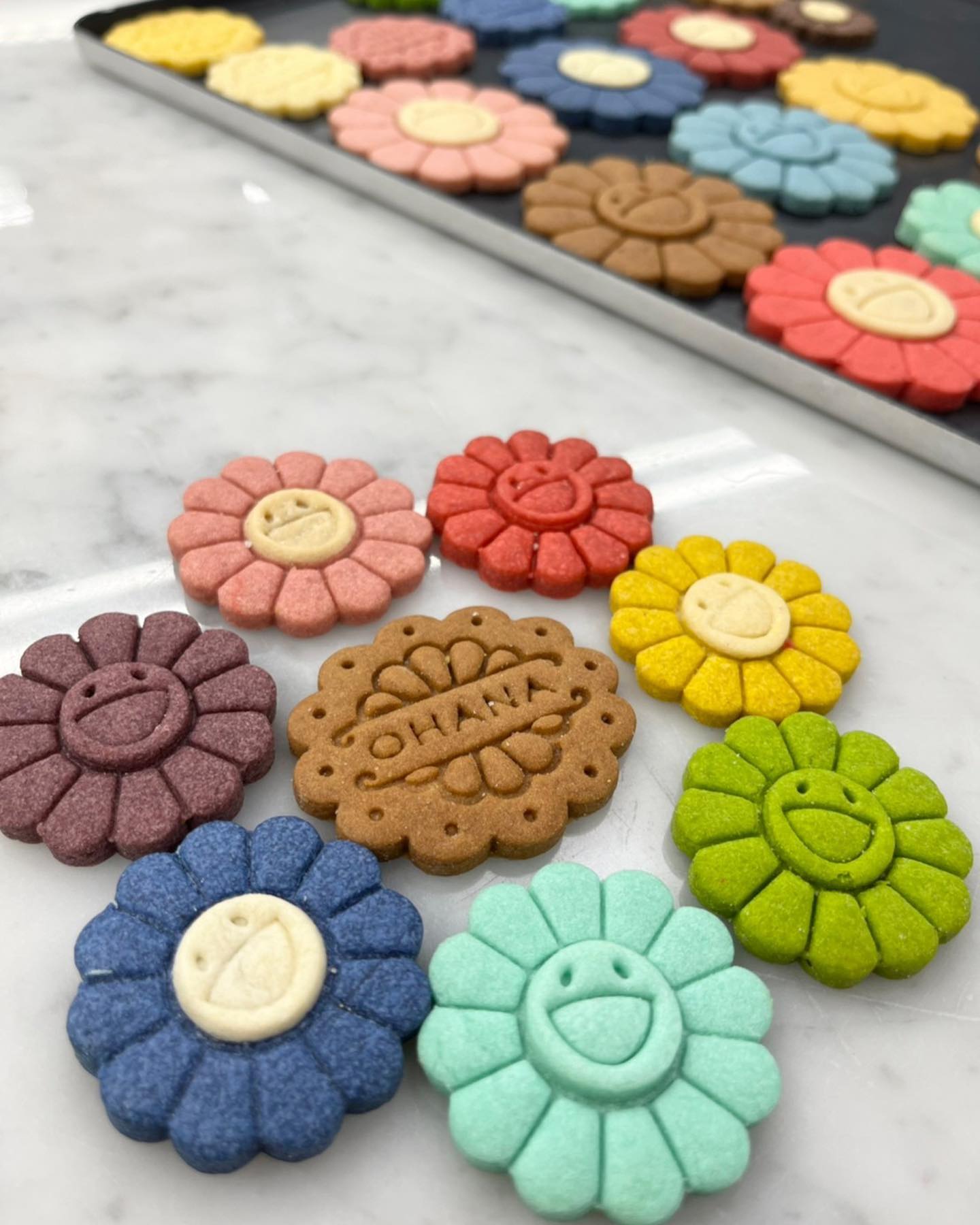 谁能抵挡这微笑小花的魅力？村上隆推出新款小花曲奇饼干礼盒