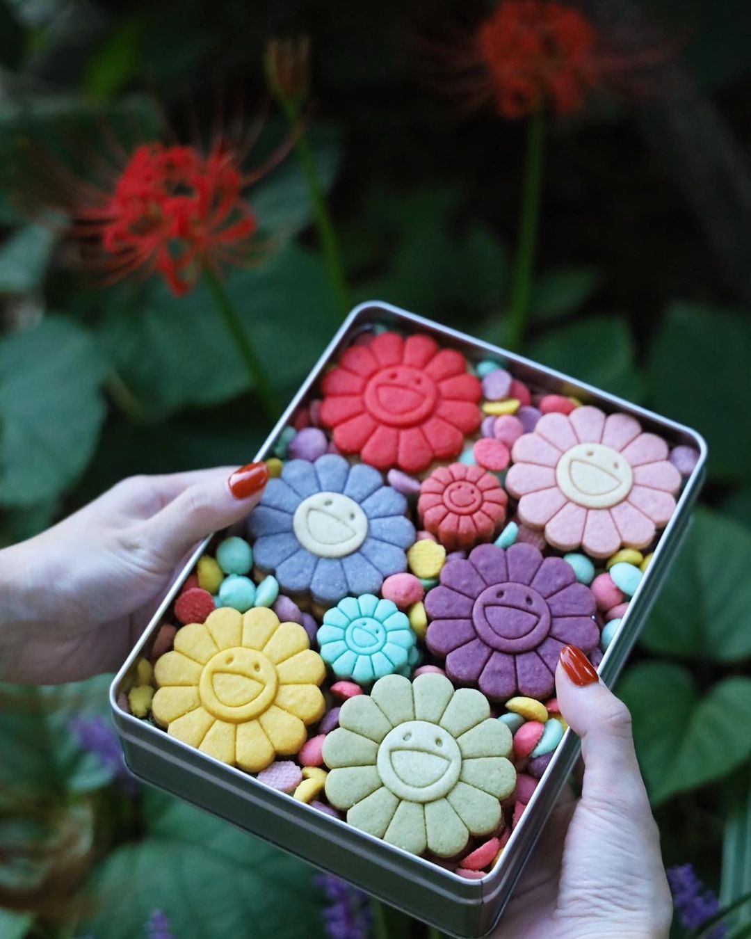 谁能抵挡这微笑小花的魅力？村上隆推出新款小花曲奇饼干礼盒