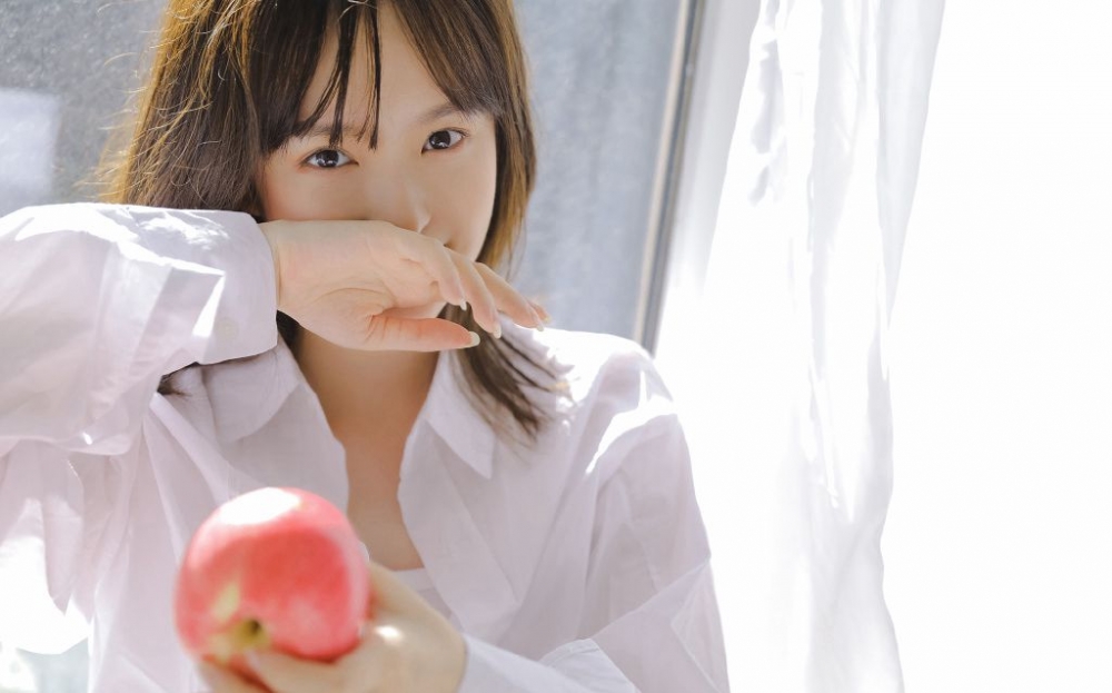 阳光下早安少女牛仔短裤白皙美腿私房图片写真