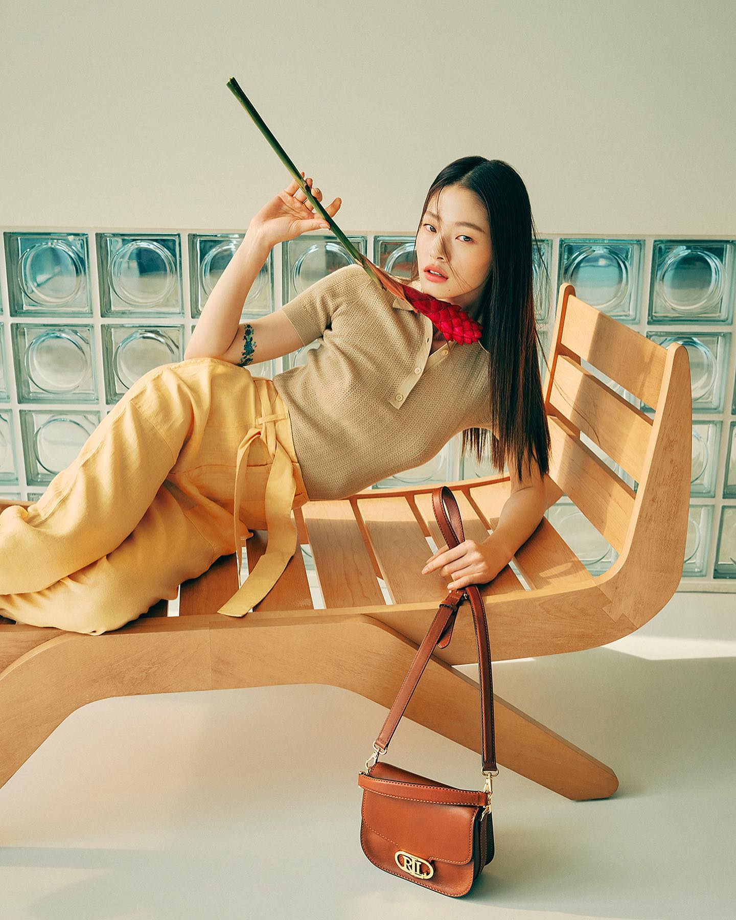 天生一张高冷脸孔,私服穿搭也十分精彩:韩国模特金雅贤的魅力连女生都会爱上