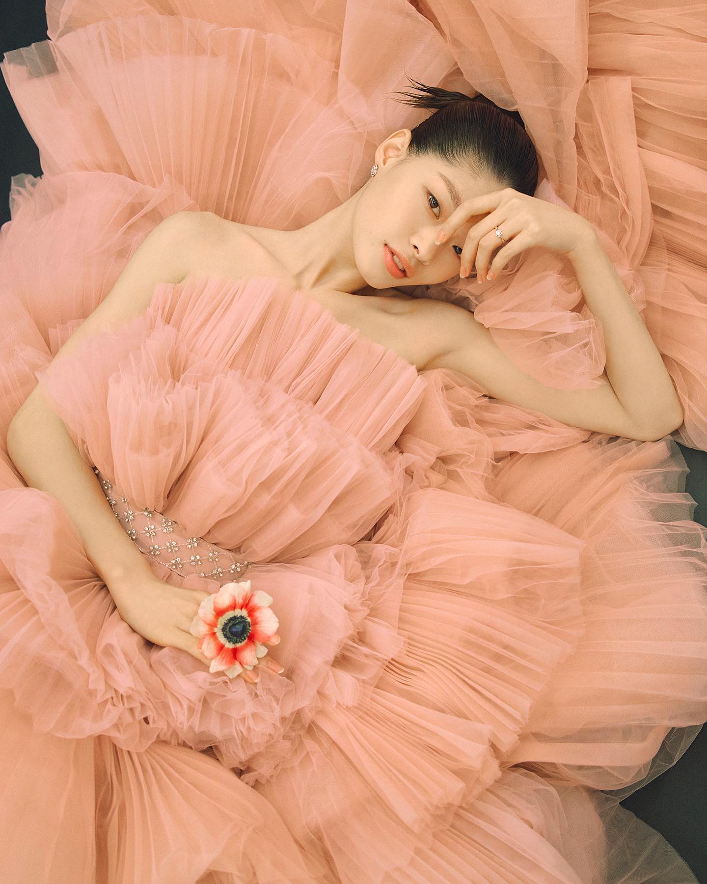 天生一张高冷脸孔,私服穿搭也十分精彩:韩国模特金雅贤的魅力连女生都会爱上