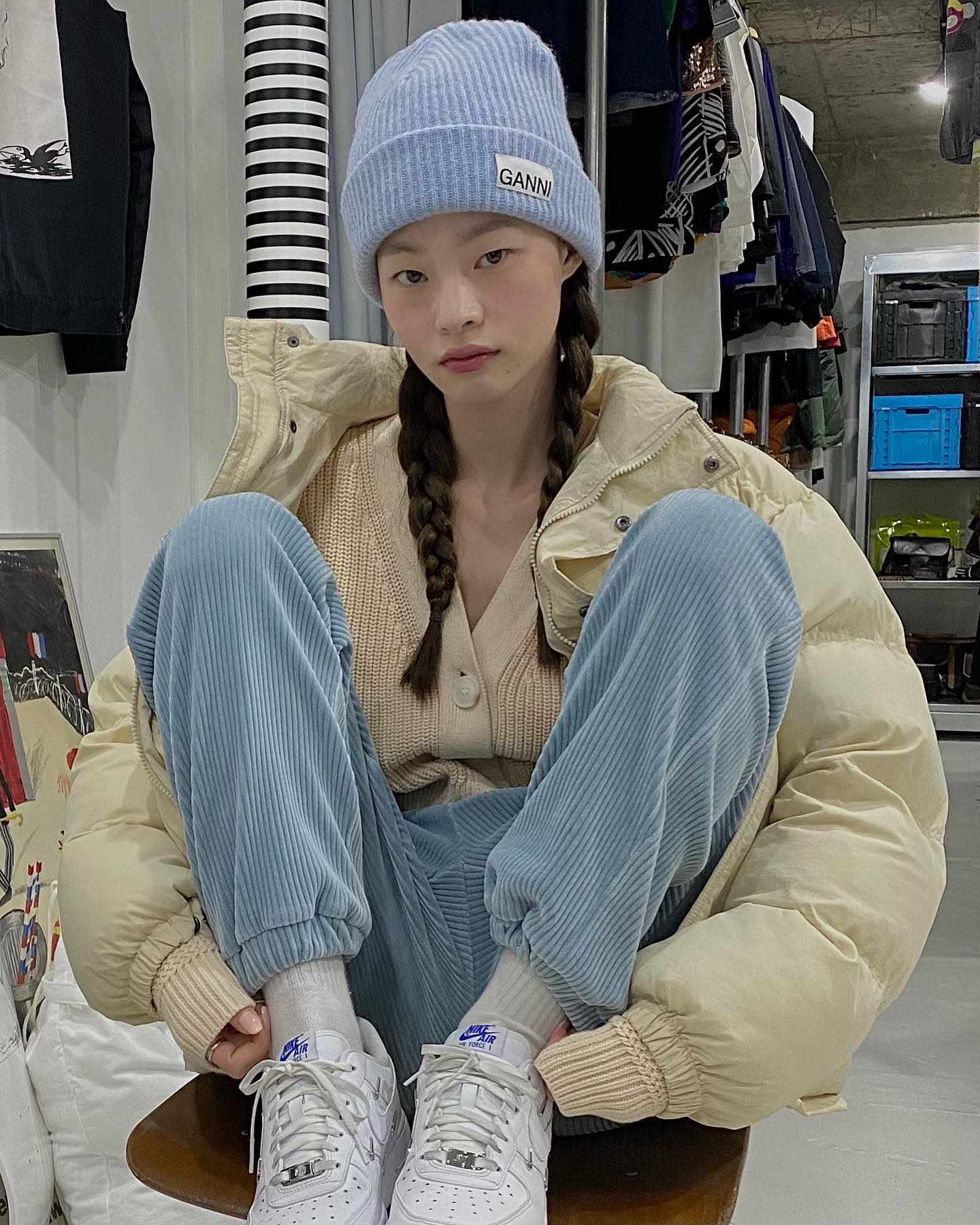 天生一张高冷脸孔,私服穿搭也十分精彩:韩国模特金雅贤的魅力连女生都会爱上