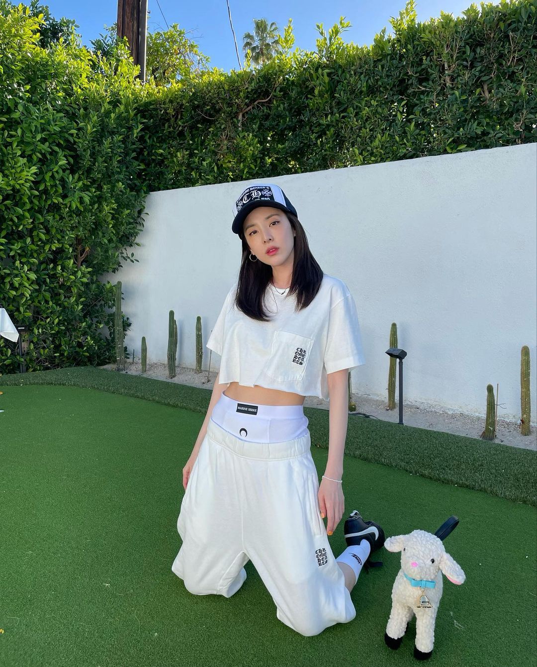 身穿低腰裤露出内裤Logo，这个曾被嫌土的搭配韩星现在都在穿